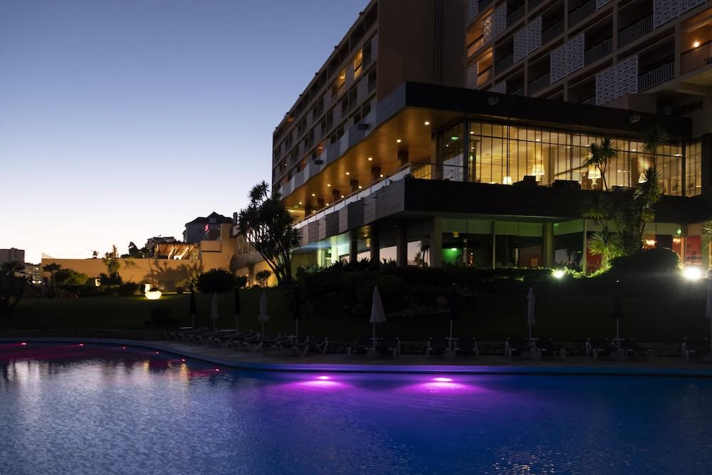 Algarve Casino Hotel Portimao Ngoại thất bức ảnh The hotel at night