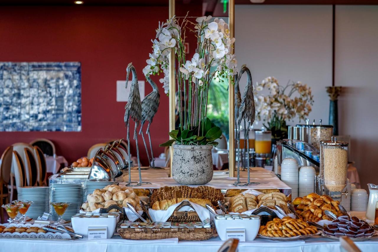 Algarve Casino Hotel Portimao Ngoại thất bức ảnh A buffet at a hotel